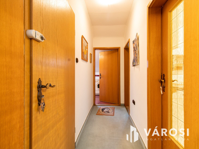 ELADÓ ipari ingatlan 4 db lakással és 2 db műhellyel!