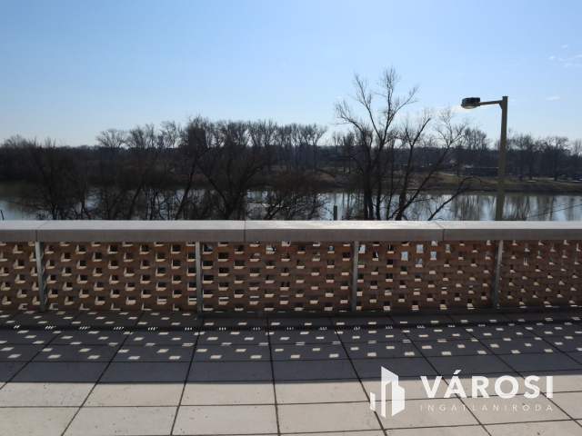 Kiadó irodaház, a Tisza parton!