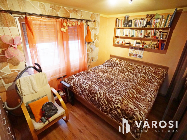 Két lakásos családi ház teljes szuterénnel eladó