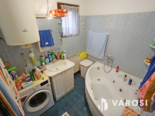 Két lakásos családi ház teljes szuterénnel eladó