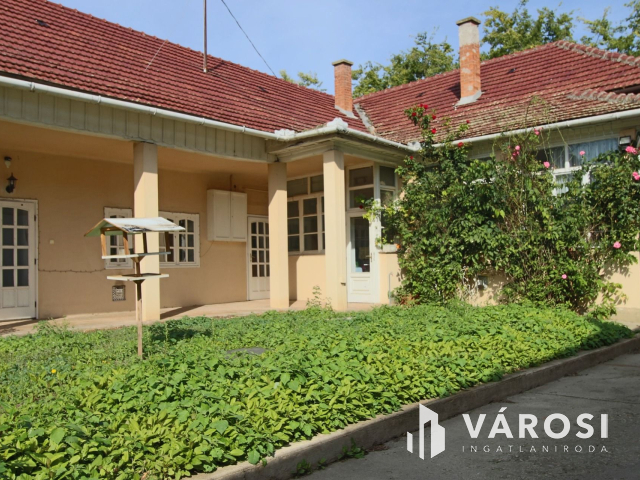 Békéscsaba belvárosában polgári családi ház eladó