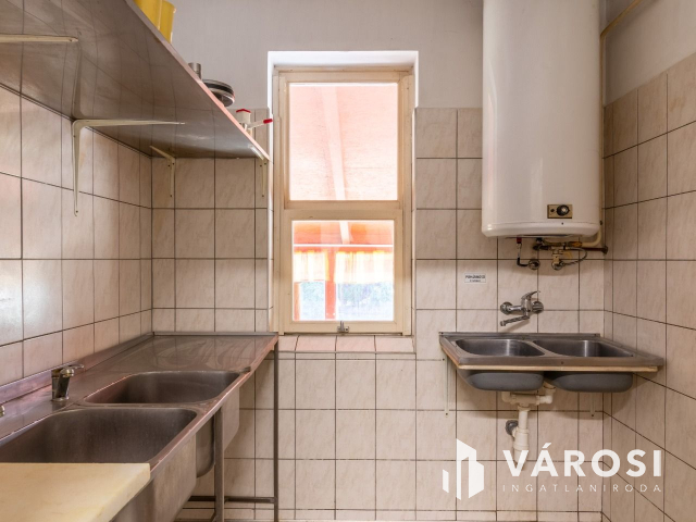 Két szintes családi ház étteremmel, lakás beszámítással