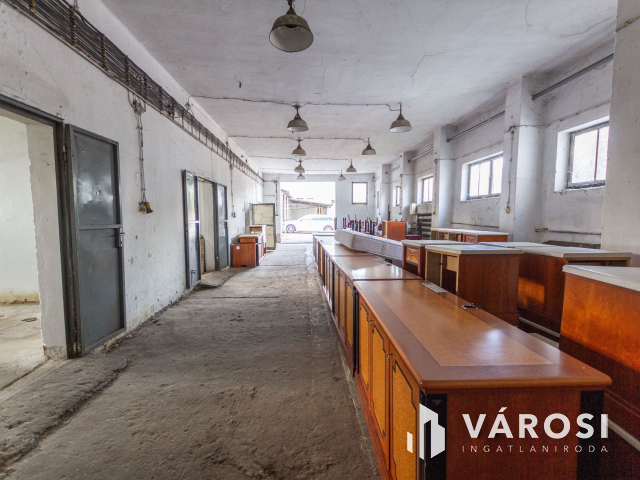 Eladó telephely: irodaház és csarnokok