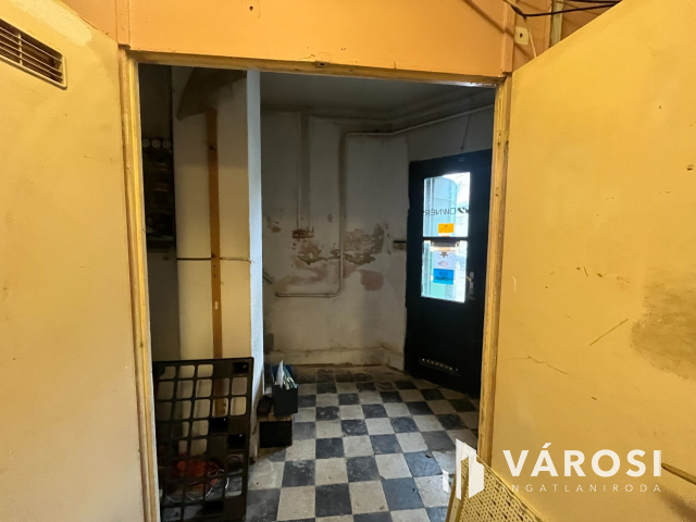 Budapesten nagy ház telekkel eladó!