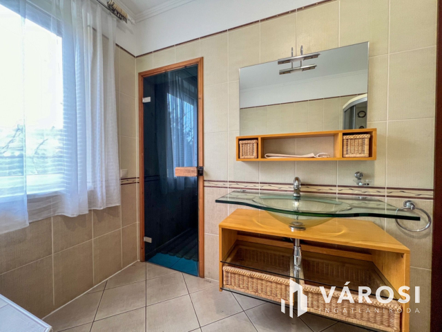 Baglyasalja elején, újszerű családi ház eladó!