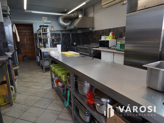 Forgalmas utcában, üzlethelység, nagy marketingfelülettel!