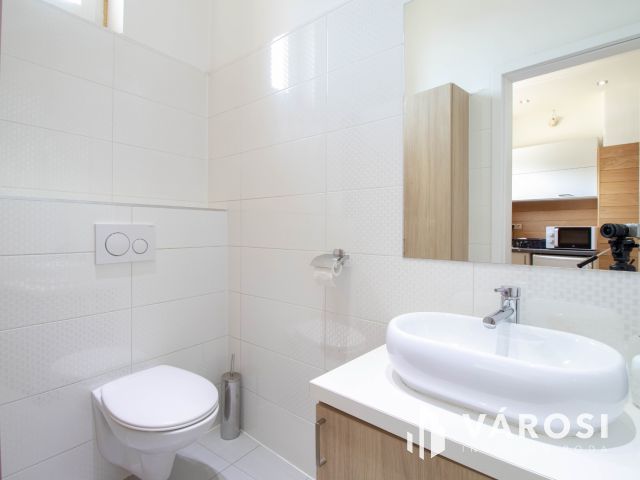 Forgalmas útvonalon 178 m2-es, igényesen felújított ingatlan