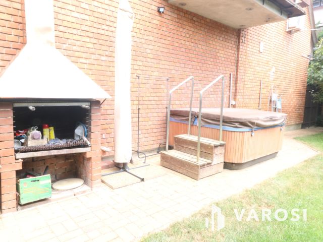 Bérkert utcai sorház, saját kertttel,garázzsal.