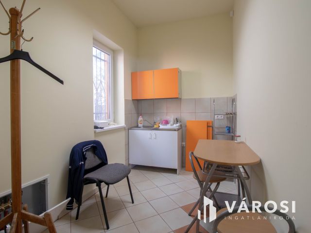 3 szintes, szintenként 512 m2-es irodaház 180 m2es raktárral