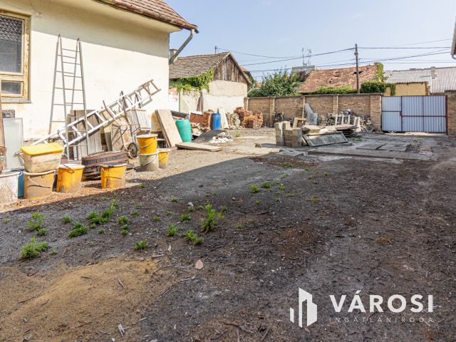 Felújítandó ház nagy telekkel Cegléd belvárosában!