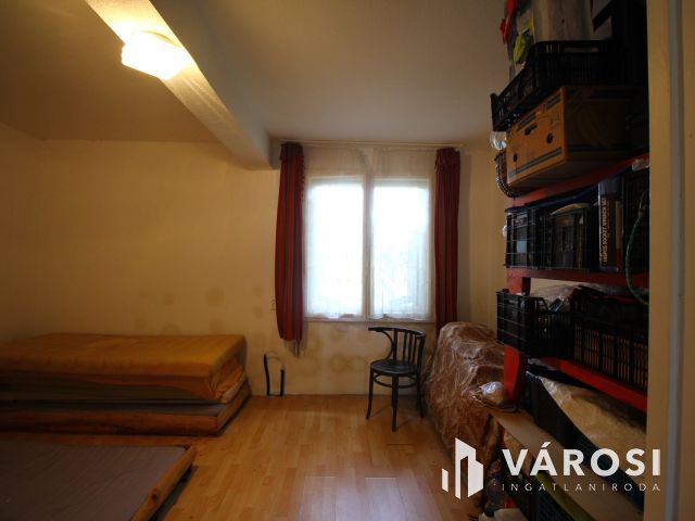 Madárcsicsergős tanya, nagy telekkel