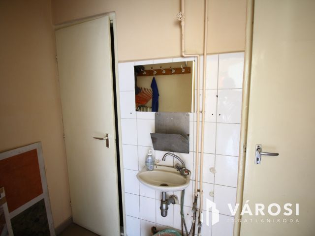 Kisteleken, központi üzlethelyiséget kínálok