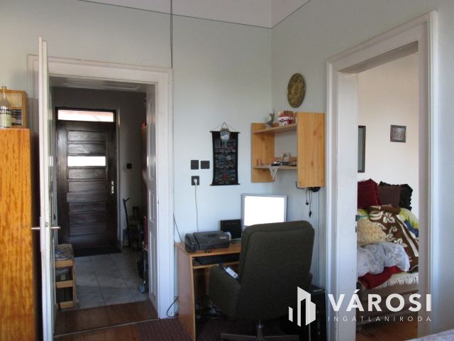 Egy központi elhelyezkedésű nagypolgári ház Érsekvadkerten