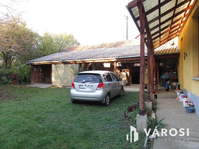 Egy központi elhelyezkedésű nagypolgári ház Érsekvadkerten