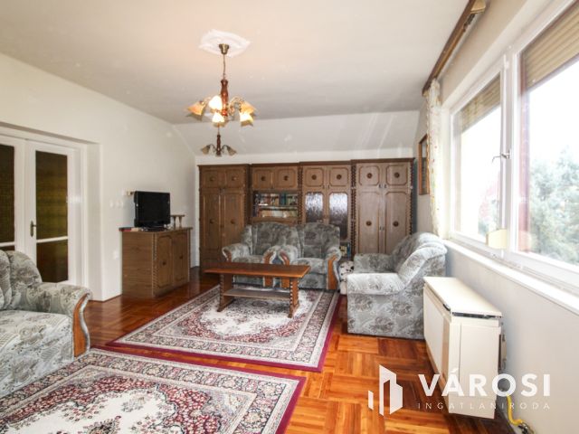 Két szint, tágas élettér és privát medence