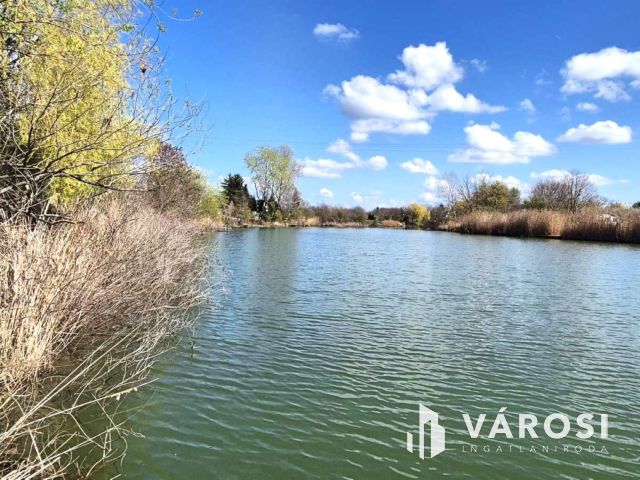 Bónom-zugi holtágon vízparti telek