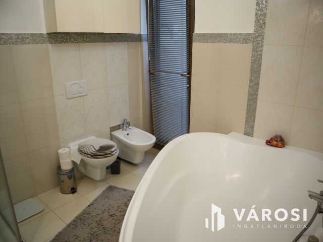 Újszeged csendes utcájában Exkluzív családi ház!