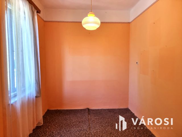 Stabil szerkezetű tégla ház a búzatáblák mellett