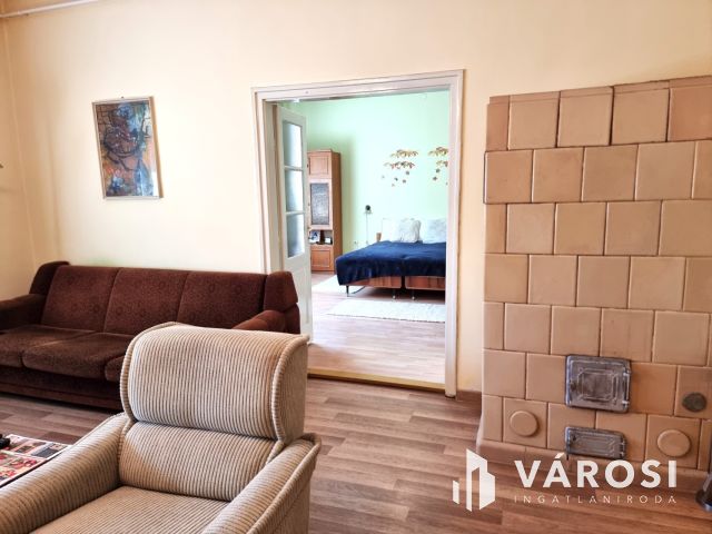 Költözhető állapotú, gondozott kertes ház, központi helyen