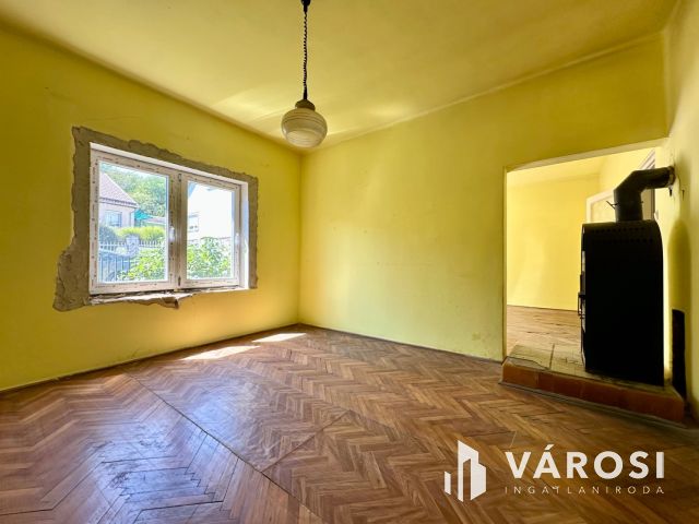 Belváros közelében felújítandó ikerház eladó!