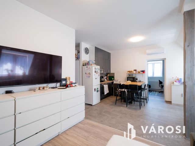 Eladó társasház Gödön: 4 üzlet + 3 lakás