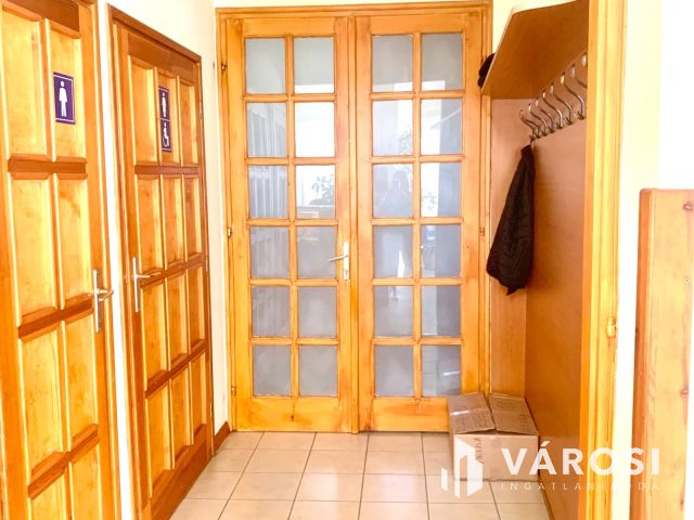 Csigekertben  , rendelőnek is alkalmas , családi ház eladó.