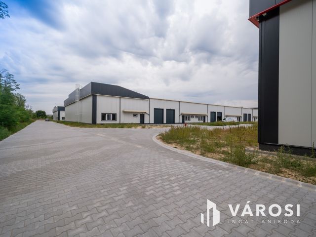 Eladó új, nagy belmagasságú raktár Vecsésen