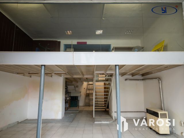Utcai bejáratos, fém galériás iroda eladó