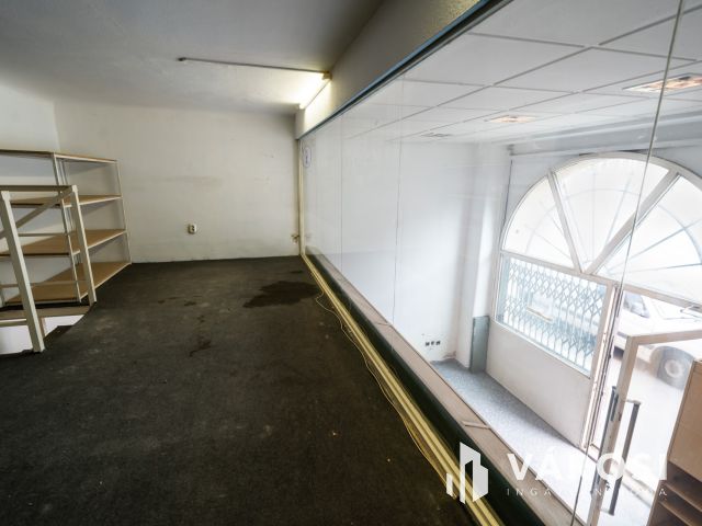 Utcai bejáratos, fém galériás iroda eladó