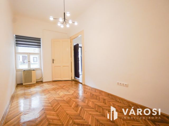 Remek elhelyezkedéssel a Váralja utcában!