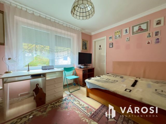 Bárna csendes utcájában jó állapotú családi ház eladó!