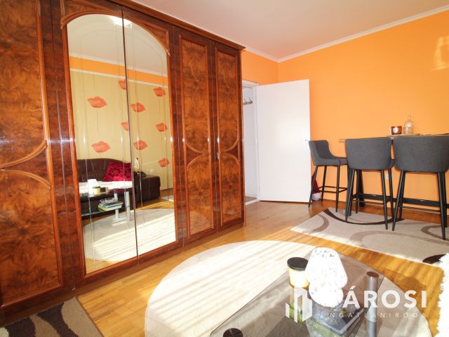 Gyulán alacsony fenntartású 1,5 szobás lakás eladó.