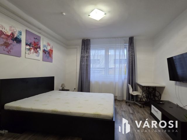 Teljeskörűen felújított ház a Lencztelepen-panel lakás árban