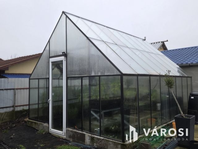 Teljeskörűen felújított ház a Lencztelepen-panel lakás árban