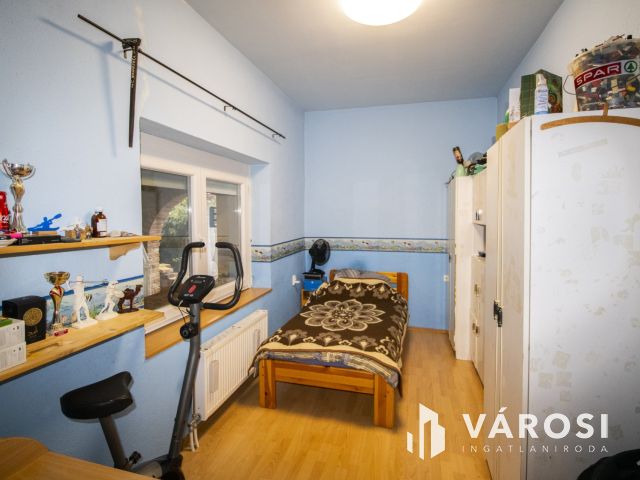 Belvárosi, teljesen felújított ház, üzlettel- Szarvason