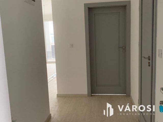 Belvárosban nagy teraszos igényes lakás eladó