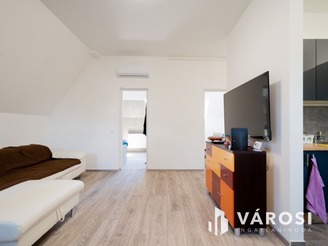 Eladó szinte új lakás Gödön: nappali + 2 háló + 2 autóbeálló