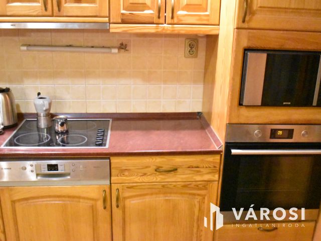 3 szobás felújított lakás egyedi panorámával a központban!