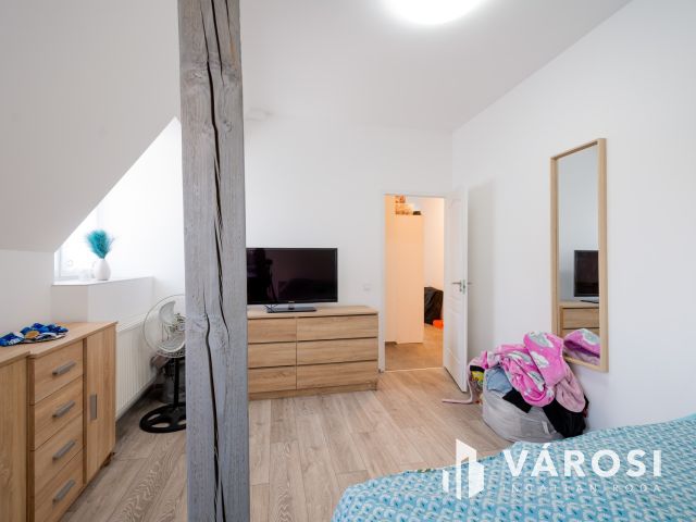 Eladó újszerű lakás Gödön: nappali + 2 háló + 2 autóbeálló