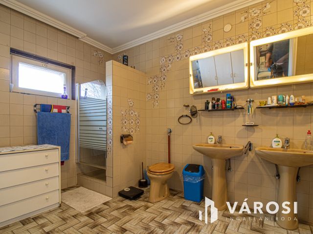 Három szintes jó állapotú családi ház dupla telken!