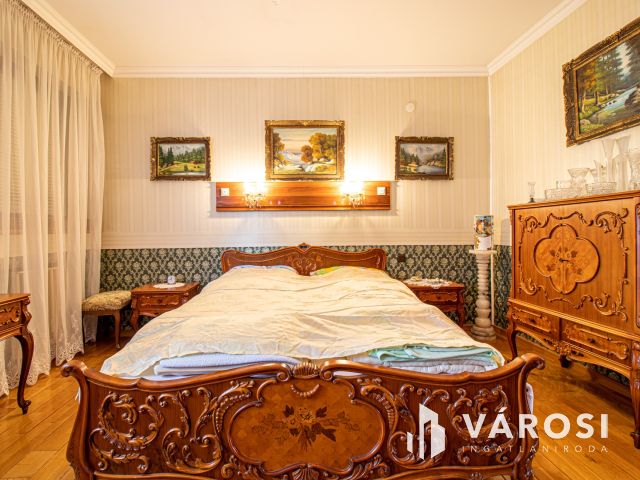 Három szintes jó állapotú családi ház dupla telken!