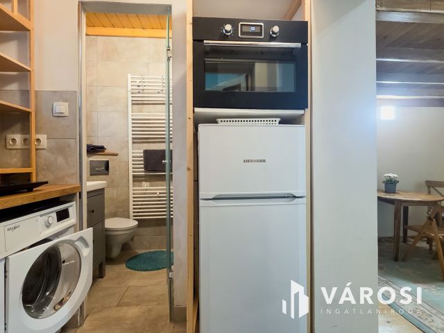 Bútorozott, felszerelt galériás lakás körúttól 1 utcára