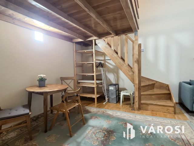 Bútorozott, felszerelt galériás lakás körúttól 1 utcára