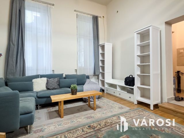 Bútorozott, felszerelt galériás lakás körúttól 1 utcára