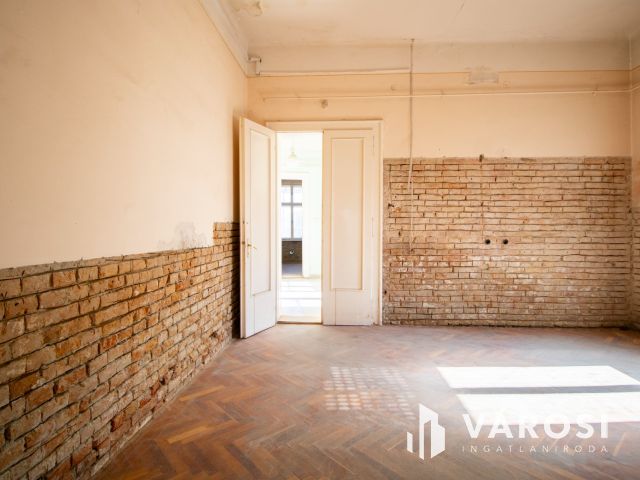 Belvárosi épület melléképülettel és garázsokkal