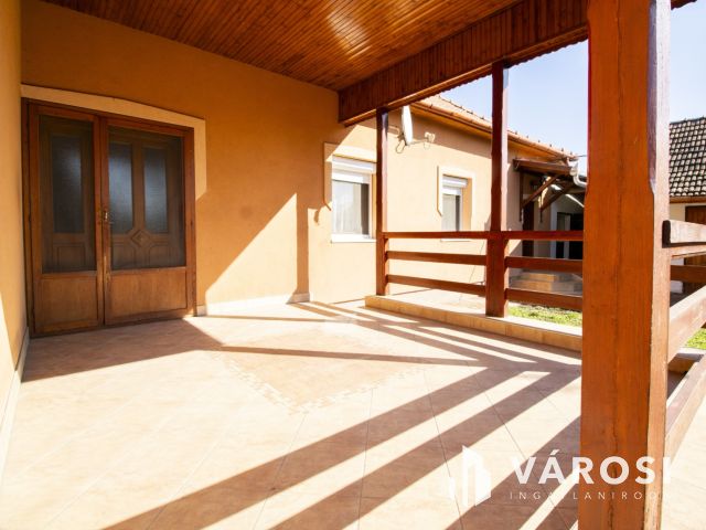 120 m² tégla ház új tetővel és szép udvarral