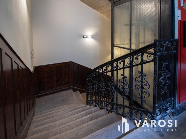15 m2-es, 3. emeleti iroda kiadó a Podmaniczky utcában