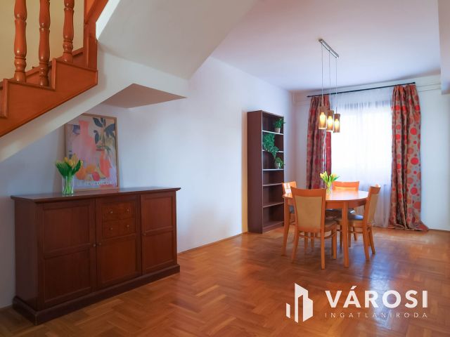 Nagyerdei tágas belső kétszintes lakás eladó
