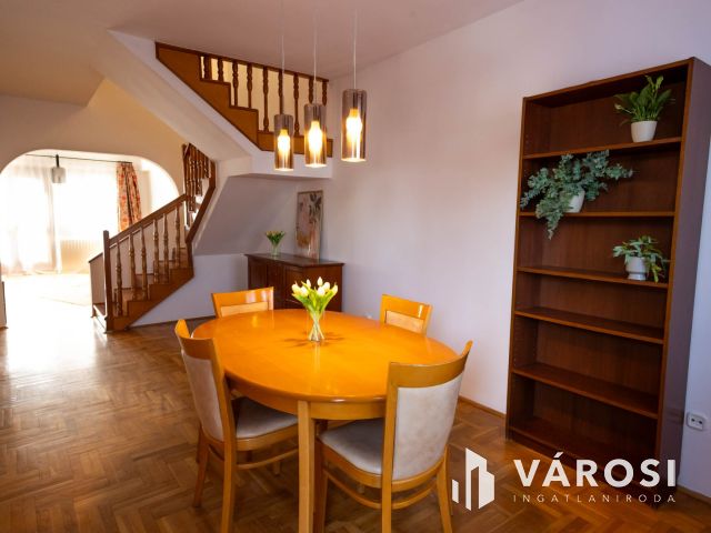 Nagyerdei tágas belső kétszintes lakás eladó