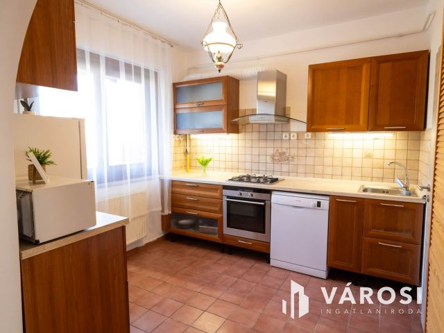 Nagyerdei tágas belső kétszintes lakás eladó